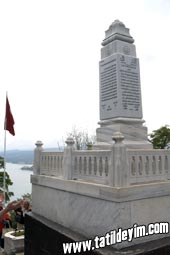  Topal Osman (Osman Ağa) Mezarı

Fotoğraf: Bumin Ergenekon
Tarih: 25 HAZİRAN 2006