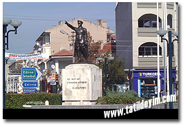  Atatürk Heykeli

Fotoğraf: Gökhan Önal
Tarih: 11 KASIM 2002