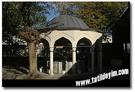 Cedid Ali Paşa Camii Şadırvanı (Fotoğraf: Gökhan Önal, 13 KASIM 

2002)