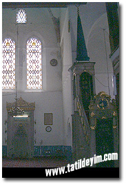 Arap Camii Mihrap ve Minberi [Fotoğraf: Gökhan Önal, 12 AĞUSTOS 

2002]