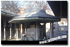 Kılıç Ali Paşa Camii Şadırvanı [Fotoğraf: Gökhan Önal, 18 AĞUSTOS 2002]